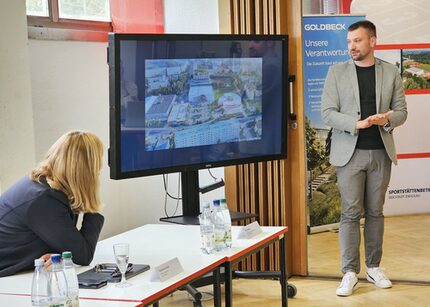 Leiter des Sportstättenbetriebs Tino Hahm erläutert die Visualisierung