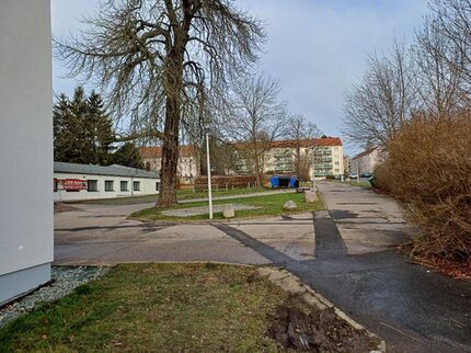 Vorplatz und Eingang zum Kinder- und Jugendfreizeitzentrum nahe Antonstraße, Blickrichtung Nordost
