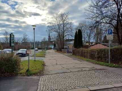 Einfahrt an der Julius-Seifert-Straße Blickrichtung Süd zur Pauluskirche