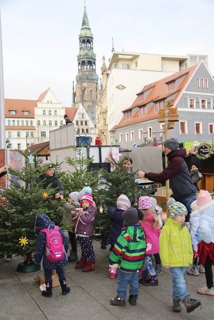 Kinder schmücken Weihnachtsbaüme