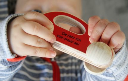 Holz-Auto mit Schriftzug