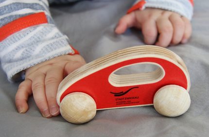 Holz-Auto mit Signet