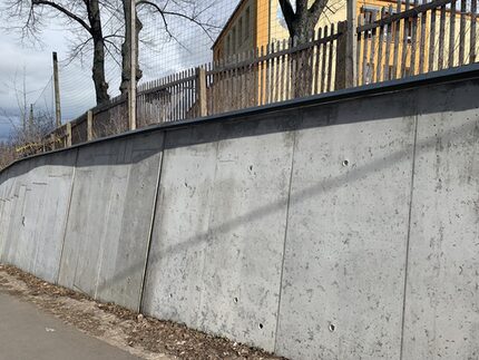 Stützmauer an der Dr. Martin-Luther-Schule in der Herbartstraße