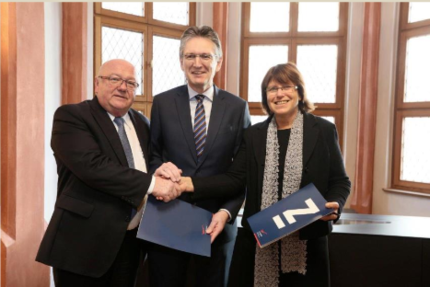 feierliche Unterzeichnung der Kooperationsvereinbarung durch die Oberbürgermeisterin Frau Dr. Findeiß sowie die Geschäftsführung von Volkswagen Sachsen, vertreten durch Herrn Prof. Fiebig und Herrn Coers