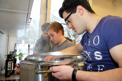 Abdulrahman_Niklas_und_Anton_am_Herd