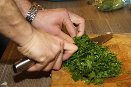 Humam beim Petersilie zerkleinern