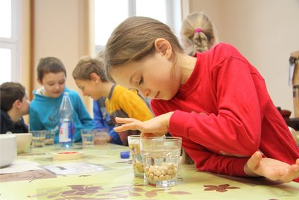 Forscherin mit Wasserglas.jpg