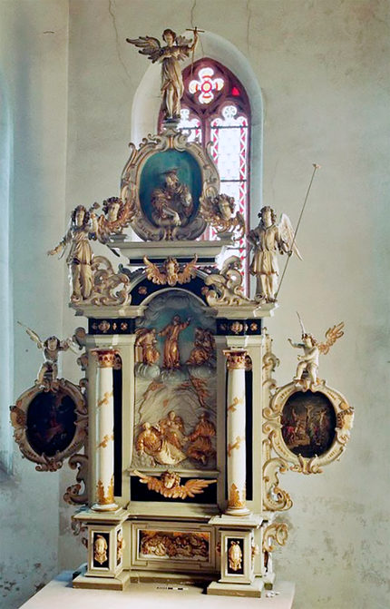 Das Kulturamt informiert: SOLI DEO GLORIA - JOHANN BÖHM In einer kleinen Ausstellung beleuchten die KUNSTSAMMLUNGEN ZWICKAU Max-Pechstein-Museum vom 18. November 2018 an das Schaffen des heute fast vergessenen Bildhauers Johann Böhm, der am 18. Februar 1595 in Hartenstein geboren wurde. Die Arbeiten seiner in Schneeberg gegründeten Werkstatt bestimmten über drei Generationen hinweg die Entwicklung der barocken Bildhauerkunst in Westsachsen und Ostthüringen. Seine Hauptwerke – sofern sie nicht in den Kriegen verloren gegangen sind – befinden sich noch immer in der Zwickauer Region. Im Zuge der Gegenreformation und der Glaubenskriege des 17. Jahrhunderts wurden viele Gotteshäuser, deren „altkirchliche“ Ausstattung an Altären, Heiligenbildern und Mariendarstellungen in der Reformation abgebaut wurden, mit neuen Bildprogrammen versehen. Böhms ausgedehnter Werkstattbetrieb gehörte im Zwickauer Muldenland zu den Wegbereitern und Fortsetzern der neuen Ikonografie, die in ihren Grundsätzen der lutherischen Lehre folgte. Johann Böhm verstarb am 6. März 1667 in Schneeberg. Zum 350. Todestag dieses sächsischen Meisters fand 2017 in Hartenstein ein wissenschaftliches Symposium statt, das sich erstmals dem Leben und Werk des Bildhauers Johann Böhm widmete. Die Ergebnisse liegen in einer umfangreichen Publikation vor. Die bis 3. Februar 2019 dauernde Sonderausstellung ist im Ausstellungraum „Im Himmel zu Hause“ der KUNSTSAMMLUNGEN integriert. Es sind 15 Exponate aus der Werkstatt Böhm zu sehen mit zusätzlichen Fotografien und Dokumenten digitaler Art. Die Ausstellungseröffnung findet bereits am Samstag, dem 17. November 2018 um 17 Uhr statt. Eine Einführung zu Leben und Werk Johann Böhms gibt dabei Dr. Gerd-Helge Vogel aus Berlin. Aktueller Hinweis zur Sonderausstellung „Back to Paradise“: Die für Samstag, 10. November 2018 um 14 Uhr geplante Themenführung „unmittelbar und unverfälscht – Grafik des Expressionismus“ muss krankheitsbedingt leider ausfallen.