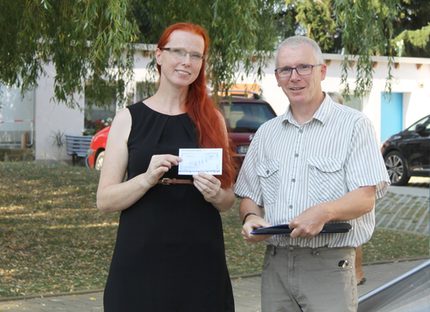 Kita-Leiterin Franziska Allert und VW-Betriebsrat Uwe Seifert bei der Spendenübergabe