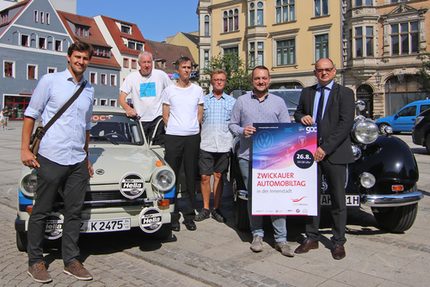Gruppenbild des Orgateams vor dem Rathaus