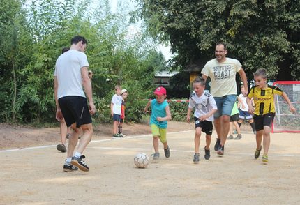 Eröffnungsspiel Erwachsene gegen Kids