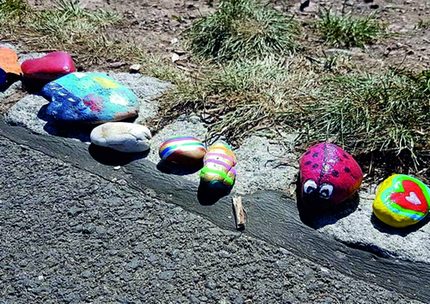 Viele bunte Steine zieren den Wegesrand.