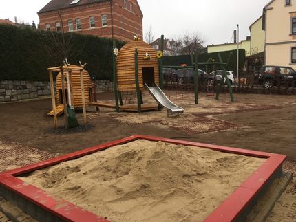 Sandkasten und Bienenhausrutsche