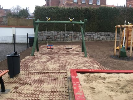 Schaukel und Sandkasten