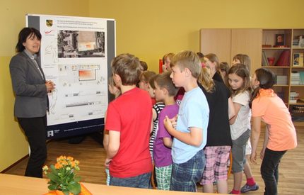 OBin erklärt Kindern den Neubau.jpg