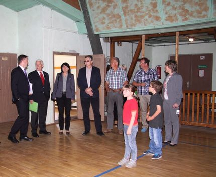 Schulkinder zeigen ihre alte Sporthalle a.jpg