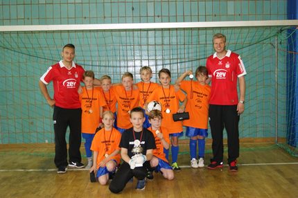 Nicolaischule_Siegermannschaft mit Spielern des FSV.jpg