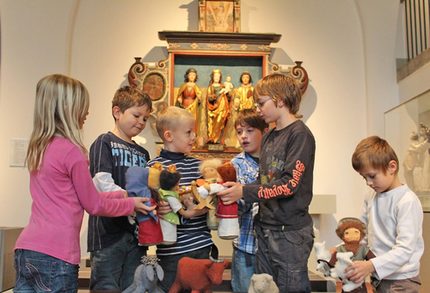 301116_KS Kinder mit Krippenfiguren.jpg