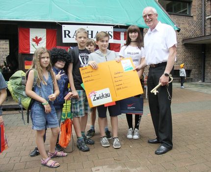 070717_Spielstadt - Schlüsselrückgabe und Riesenpost für BM Meyer.jpg