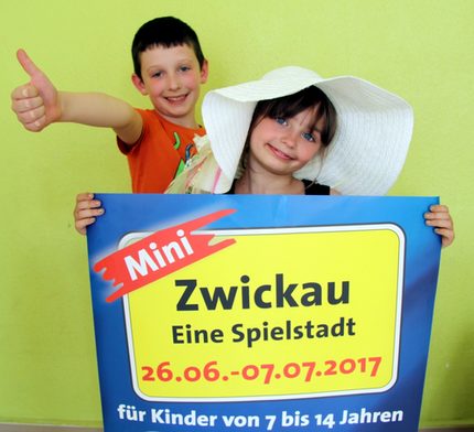 180617_Spielhaus-Kids Luca und Michelle werben schon kräftig mit.jpg