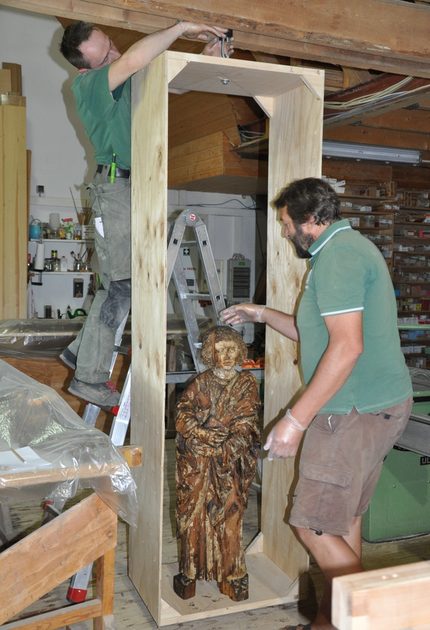 301017_Restauratoren beim Wiegen der Johannes-Figur von Michael Heuffner_Reinsdorfer Altarfigur_Kunstsammlungen.jpg
