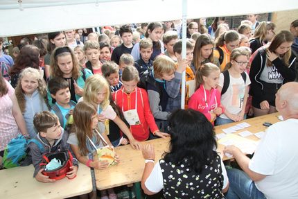 Andrang beim Arbeitsamt Mini Zwickau.jpg