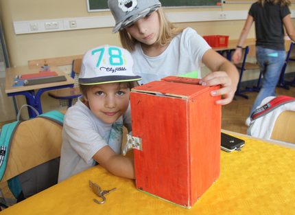 Matti und Gisele reparieren Briefkasten der Post.jpg