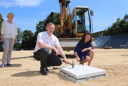 symbolischer Hammerschlag Grundstein neue Sporthalle