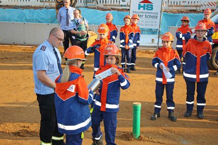 Grundsteinlegung - Befüllen der Hülse