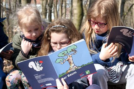 Kids der Kneipp-Kita Wassertröpfchen stöbern im Heft