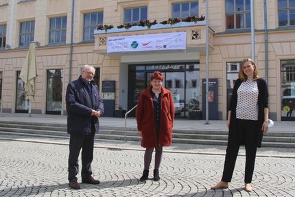 Begrüßung der neuen Zwickauer Stadtschreiberin Diana Klein am 3. Mai 2021 durch Oberbürgermeisterin Constance Arndt und Michael Löffler, Leiter des Kulturamtes der Stadt Zwickau