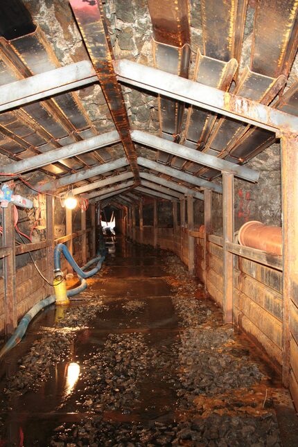 Schmelzbachgewölbe: Beräumter und mit Stahlverbau gesicherter Gewölbeteil (Foto: Sächsisches Oberbergamt)