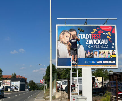 André Hoffmann (Comedia Concept) platziert am CityStar in der Äußeren Dresdner Straße auf einer von 50 Großflächen, die von Comedia Concept bestückt werden, ein sogenanntes 18/1-Plakat in einer Größe von 3,56 x 2,52 Metern.