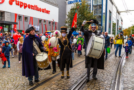 Zu den Höhepunkten gehört die Parade durch die Innenstadt oder ein „magischer Abschluss“ im Puppentheater