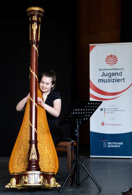 Jugend musiziert Harfinistin
