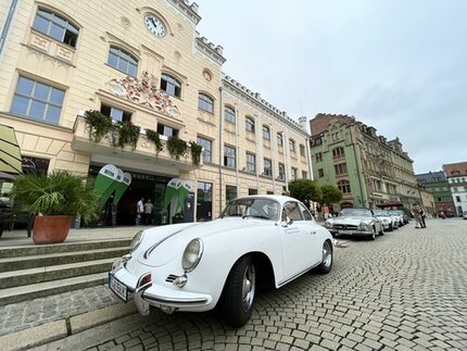 Sachsen Classic - Fahrzeuge vor dem Rathaus