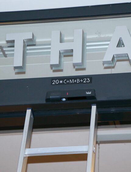 Schriftzug „20*C+B+M+23“ über der Eingangstür