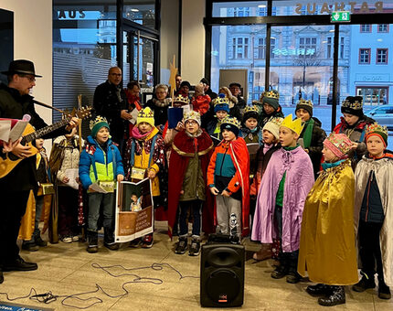 Sternsinger segnen Rathaus und sammeln für weltweiten Kinderschutz