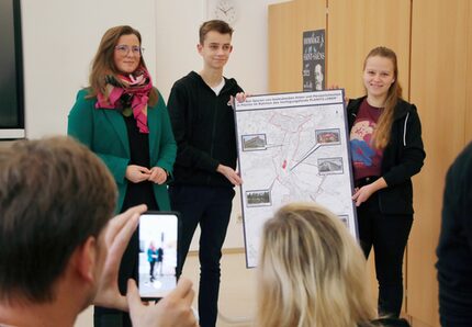 Baubürgermeisterin übergibt Tafel an CWG-Schüler