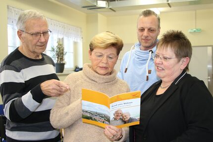 Mitglieder der Seniorenvertretung schauen sich ihr Werk an.