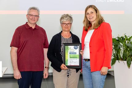 Übergabe der Urkunde an den 1. Platz (Kita „Planitzer Rasselbande“), v.l.n.r.: Michael Mühmel, Umweltbüro; Silvia Günther, Kinderhort „Planitzer Rasselbande“; Constance Arndt, Oberbürgermeisterin der Stadt Zwickau