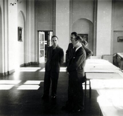 Max Pechstein als Juror des ersten Max Pechstein Preises in den Räumen des Museums 1947