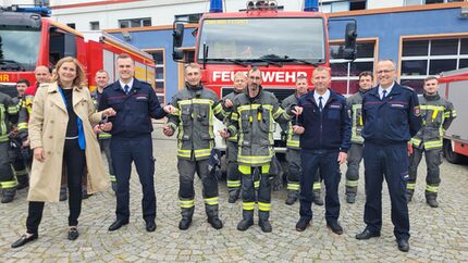 Oberbürgermeisterin Constance Arndt und die Kameraden der Feuerwehren bei der offiziellen Übergabe.