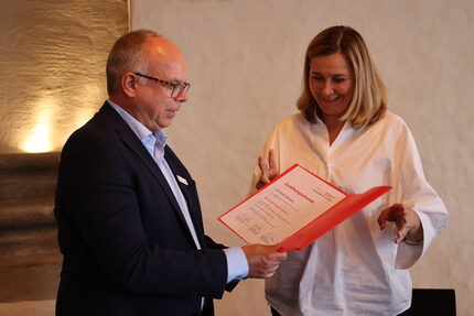 Ralf Uthe, Vorstandsmitglied der Sparkasse Zwickau, überreichte am heutigen Montag die entsprechende Urkunde an Oberbürgermeisterin Constance Arndt