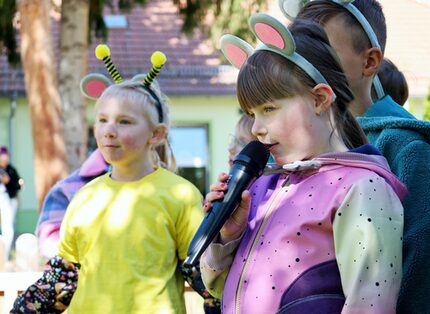 Die Kids bedankten sich mit Liedern und Tänzen und einem Gedicht