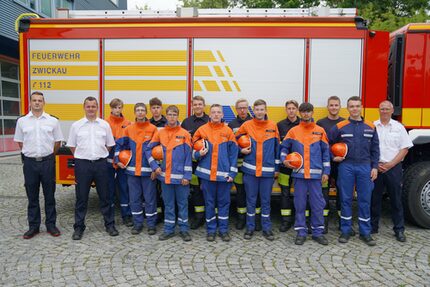 Reihe 1, v.l.n.r: Stephan Lehmann (Berufsfeuerwehr Zwickau), Marcel Morgenstern (Betreuer und Stadtjugendfeuerwehrwart Zwickau, FF Zwickau-Auerbach), Toni Heinz (JF Zwickau-Rottmannsdorf), Max Fiedler (JF Zwickau-Rottmannsdorf), Jonas Krause (JF Zwickau-Mitte), Robin Keller (JF Zwickau-Rottmannsdorf), Sam Louis Mättig (JF Zwickau-Rottmannsdorf), Nils Löffler (JF Zwickau-Auerbach), Mirko Reichelt (Wertungsrichter, FF Zwickau-Mitte) Reihe 2, v.l.n.r: Darius René Krause (JF Zwickau-Rottmannsdorf), Elijah Fritz Weiß (JF Zwickau-Auerbach), Finn Steinert (JF Zwickau-Mitte), Luca Köthe (JF Zwickau-Mitte), Florian Reichelt (JF Zwickau-Mitte), Pascal Arne Lange (Betreuer, FF Zwickau-Auerbach)