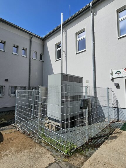 ein Teil der neuen Wärmeversorgung - die Luft-Wasser-Pumpe