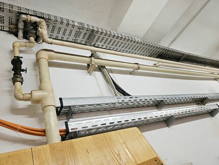 Im gesamten Haus müssen alte Heizungsrohre entfernt werden