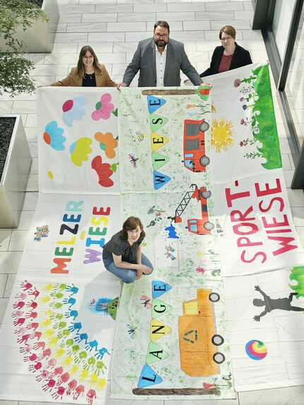 Drei Banner und Team von oben