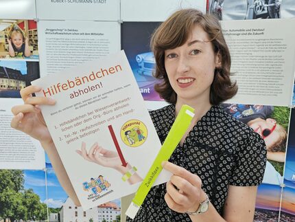 Projektleiterin Sabina Kemnitzer mit Hilfebändchen